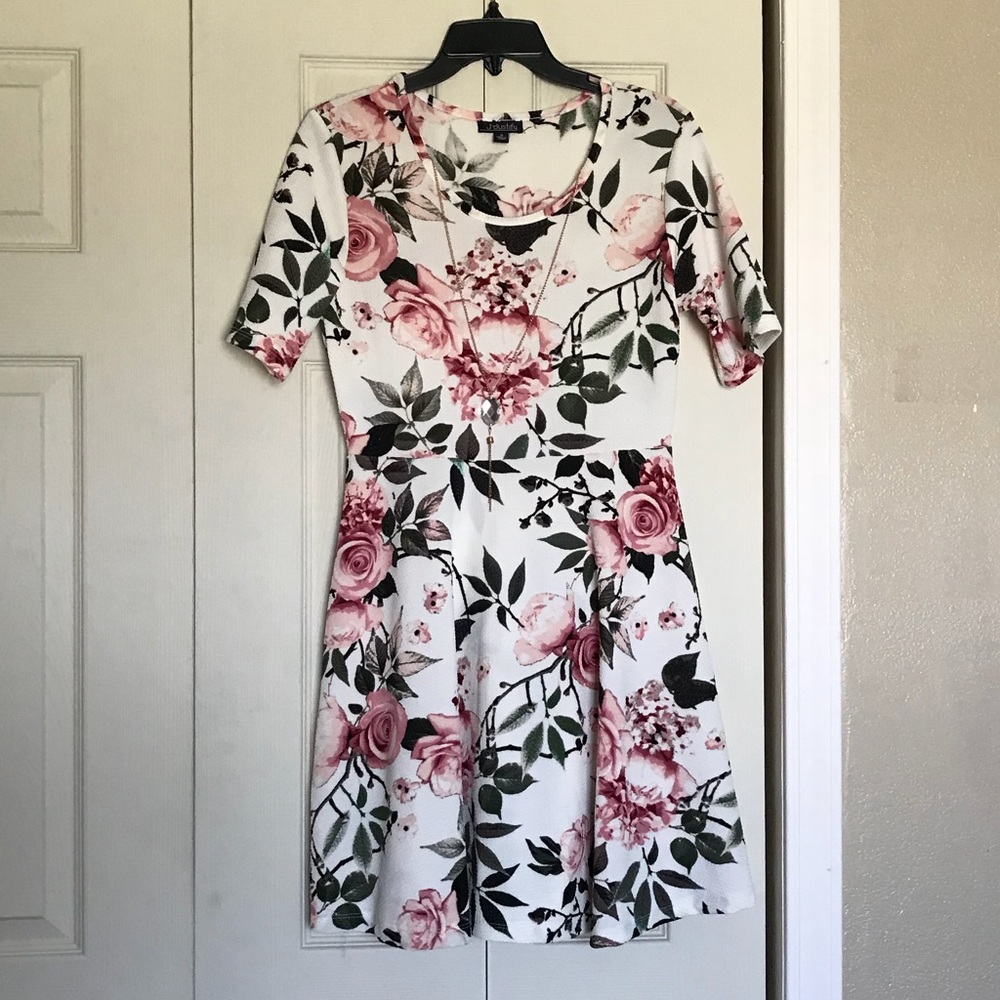 🚫SOLD🚫Floral White Dress with Necklace